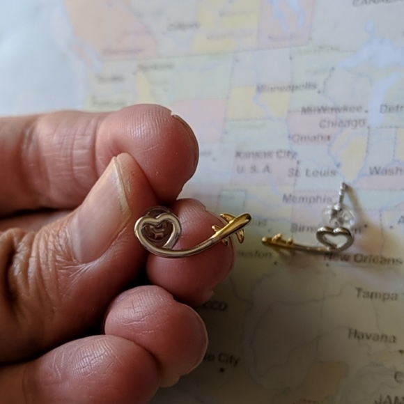 Heart and plane travel silver stud earrings - Picture 5 of 7